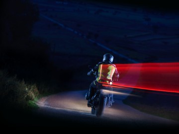 Motocykliści w LED strojach